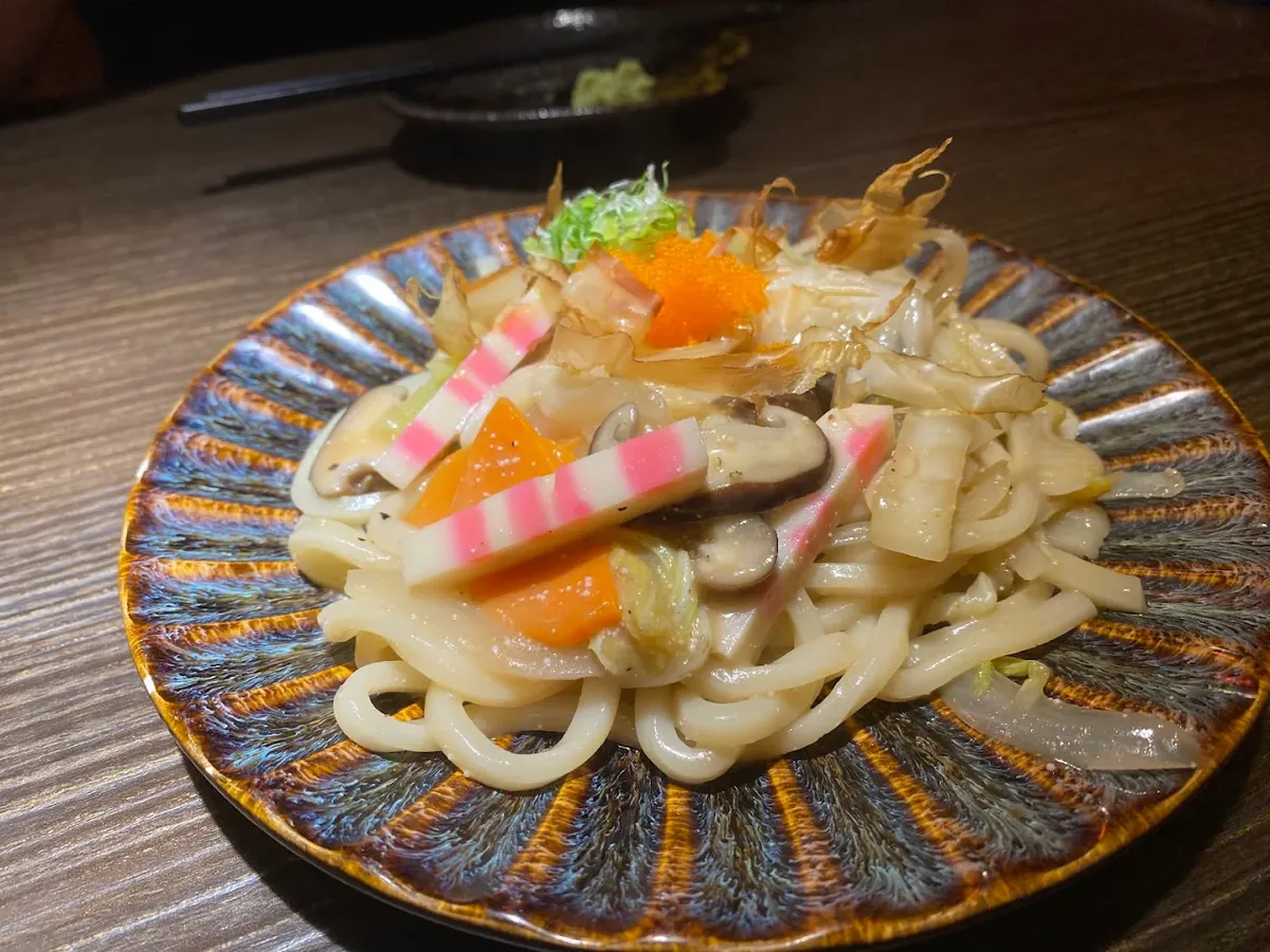 居酒屋後段常見的溫熱麵食,湯與麵一起收尾,胃口不重的時候也吃得下